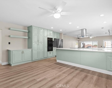 943 N Orange - Photo Thumbnail 3