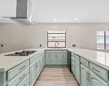 943 N Orange - Photo Thumbnail 5