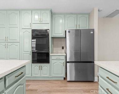943 N Orange - Photo Thumbnail 4