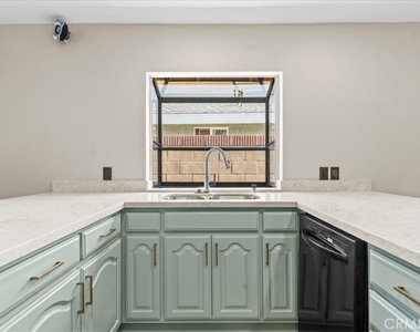 943 N Orange - Photo Thumbnail 6