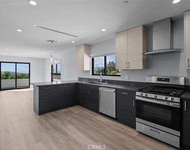 10032 Commerce Avenue - Photo Thumbnail 9