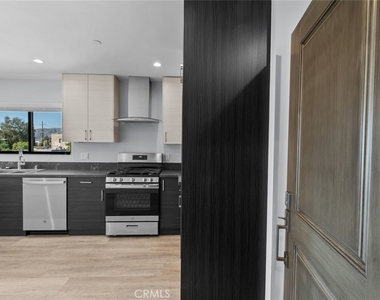 10032 Commerce Avenue - Photo Thumbnail 5
