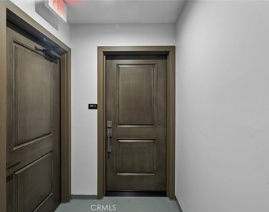 10032 Commerce Avenue - Photo Thumbnail 4