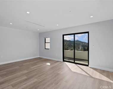 10032 Commerce Avenue - Photo Thumbnail 10