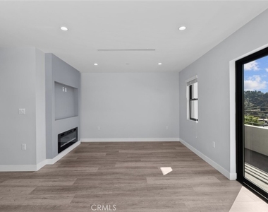 10032 Commerce Avenue - Photo Thumbnail 12