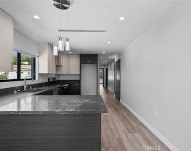 10032 Commerce Avenue - Photo Thumbnail 7