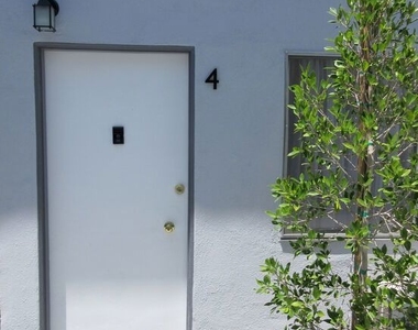 1400 N Fairfax Avenue - Photo Thumbnail 2