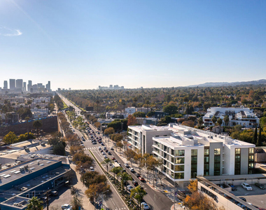 9001 Santa Monica Boulevard - Photo Thumbnail 8