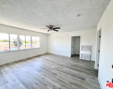 254 E Lanzit Avenue - Photo Thumbnail 1