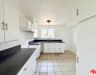 254 E Lanzit Avenue - Photo Thumbnail 6