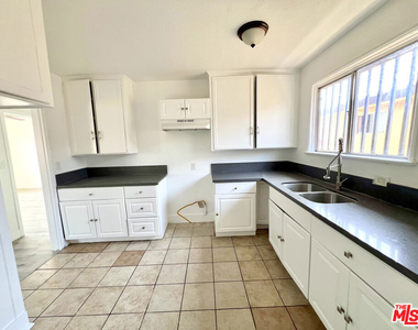 254 E Lanzit Avenue - Photo Thumbnail 4