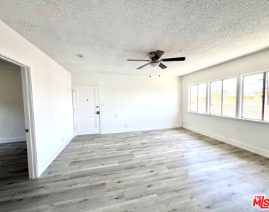 254 E Lanzit Avenue - Photo Thumbnail 2