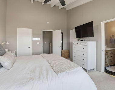 2112 Warfield Avenue - Photo Thumbnail 13