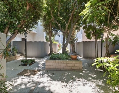 2112 Warfield Avenue - Photo Thumbnail 2