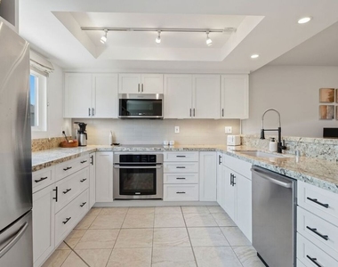 2112 Warfield Avenue - Photo Thumbnail 6