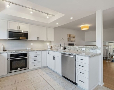2112 Warfield Avenue - Photo Thumbnail 7