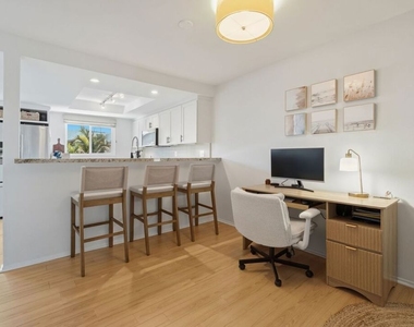 2112 Warfield Avenue - Photo Thumbnail 8