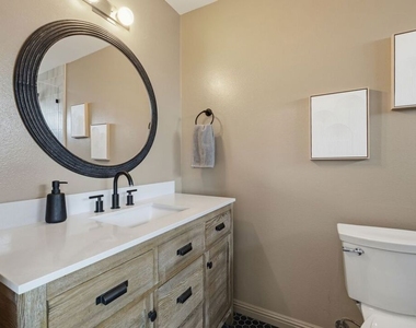 2112 Warfield Avenue - Photo Thumbnail 17