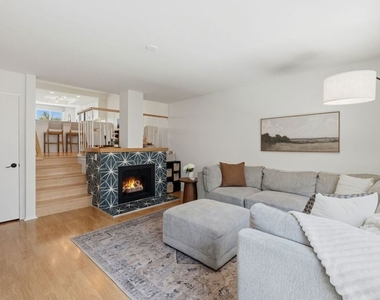 2112 Warfield Avenue - Photo Thumbnail 3