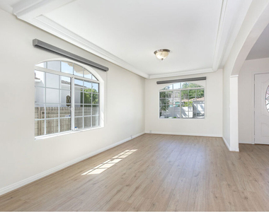 2914 Castle Heights Avenue - Photo Thumbnail 2