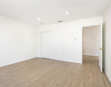 2914 Castle Heights Avenue - Photo Thumbnail 16