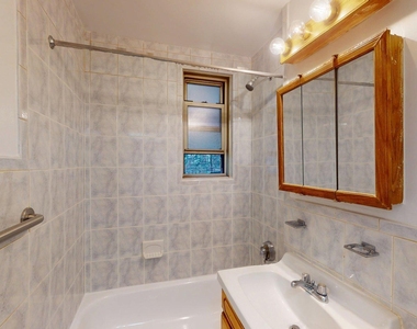 301 East 38th Street - Photo Thumbnail 3
