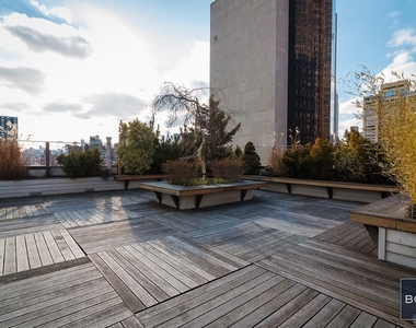 301 East 38th Street - Photo Thumbnail 5
