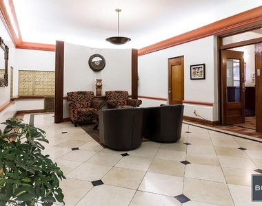 301 East 38th Street - Photo Thumbnail 4