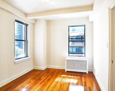 301 East 38th Street - Photo Thumbnail 4