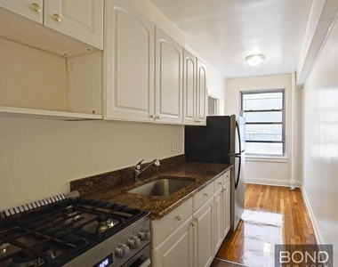 301 East 38th Street - Photo Thumbnail 1