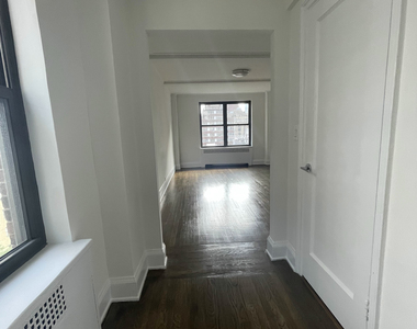 East 38th St - Photo Thumbnail 4