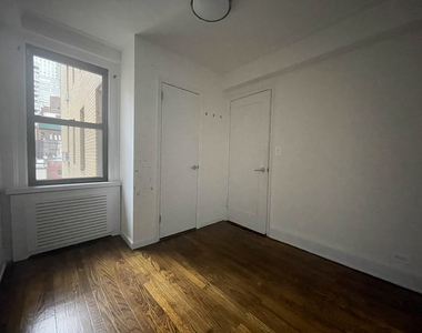 East 38th St - Photo Thumbnail 5