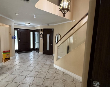 528 Halevy Drive - Photo Thumbnail 3