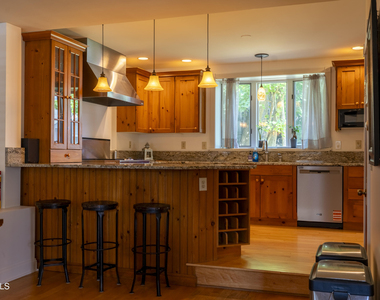 569 N Broadway - Photo Thumbnail 2