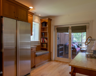 569 N Broadway - Photo Thumbnail 4
