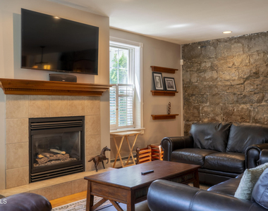 569 N Broadway - Photo Thumbnail 9