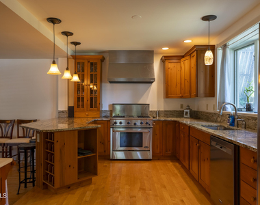 569 N Broadway - Photo Thumbnail 1