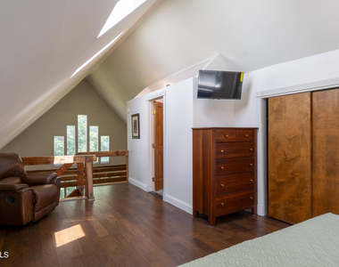 569 N Broadway - Photo Thumbnail 24