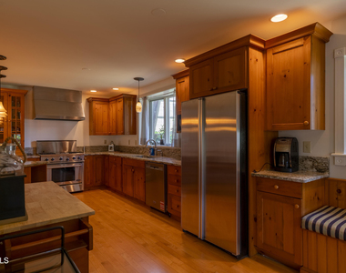 569 N Broadway - Photo Thumbnail 5