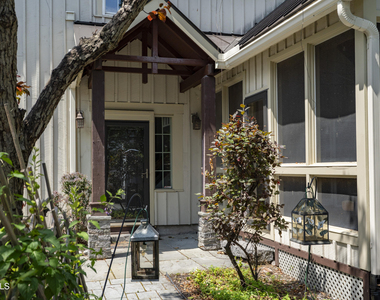 569 N Broadway - Photo Thumbnail 29