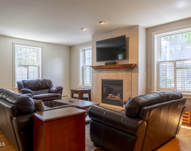 569 N Broadway - Photo Thumbnail 6