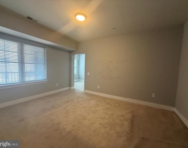 2907 Bleeker Street - Photo Thumbnail 9