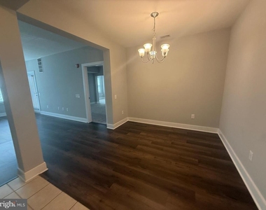 2907 Bleeker Street - Photo Thumbnail 3