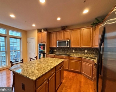 8006 Reserve Way - Photo Thumbnail 14