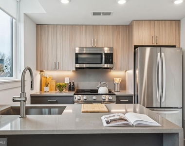 2000 Dreer Street - Photo Thumbnail 5