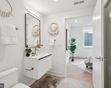2000 Dreer Street - Photo Thumbnail 8