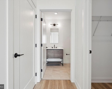 2636 E York St - Photo Thumbnail 20