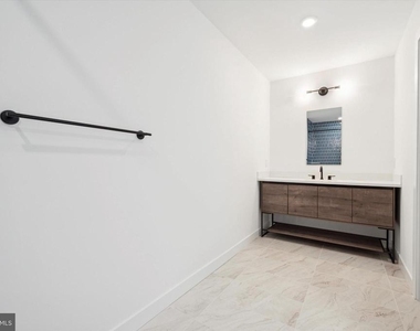 2636 E York St - Photo Thumbnail 17