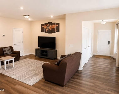 328 Villanova Drive - Photo Thumbnail 8