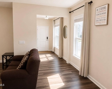 328 Villanova Drive - Photo Thumbnail 6